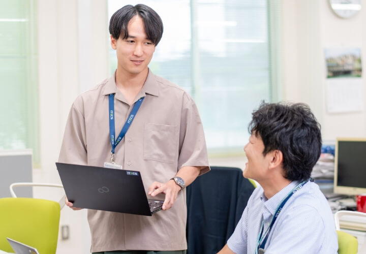 社内でコミュニケーションを取っている様子