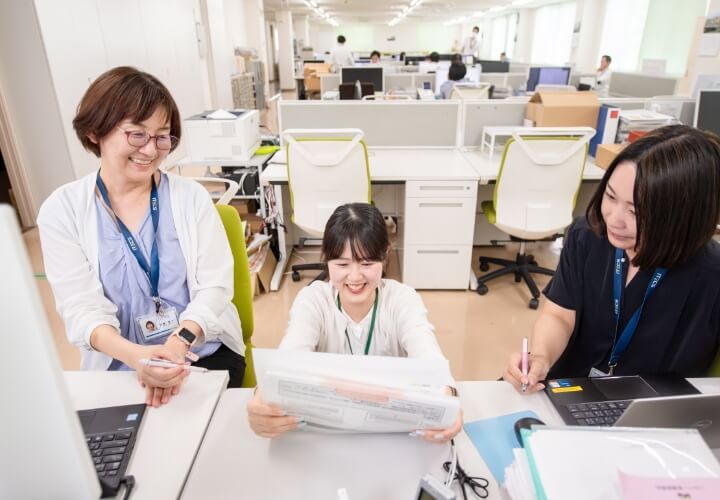 社内でコミュニケーションを取っている様子