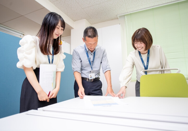 チームで話し合う様子